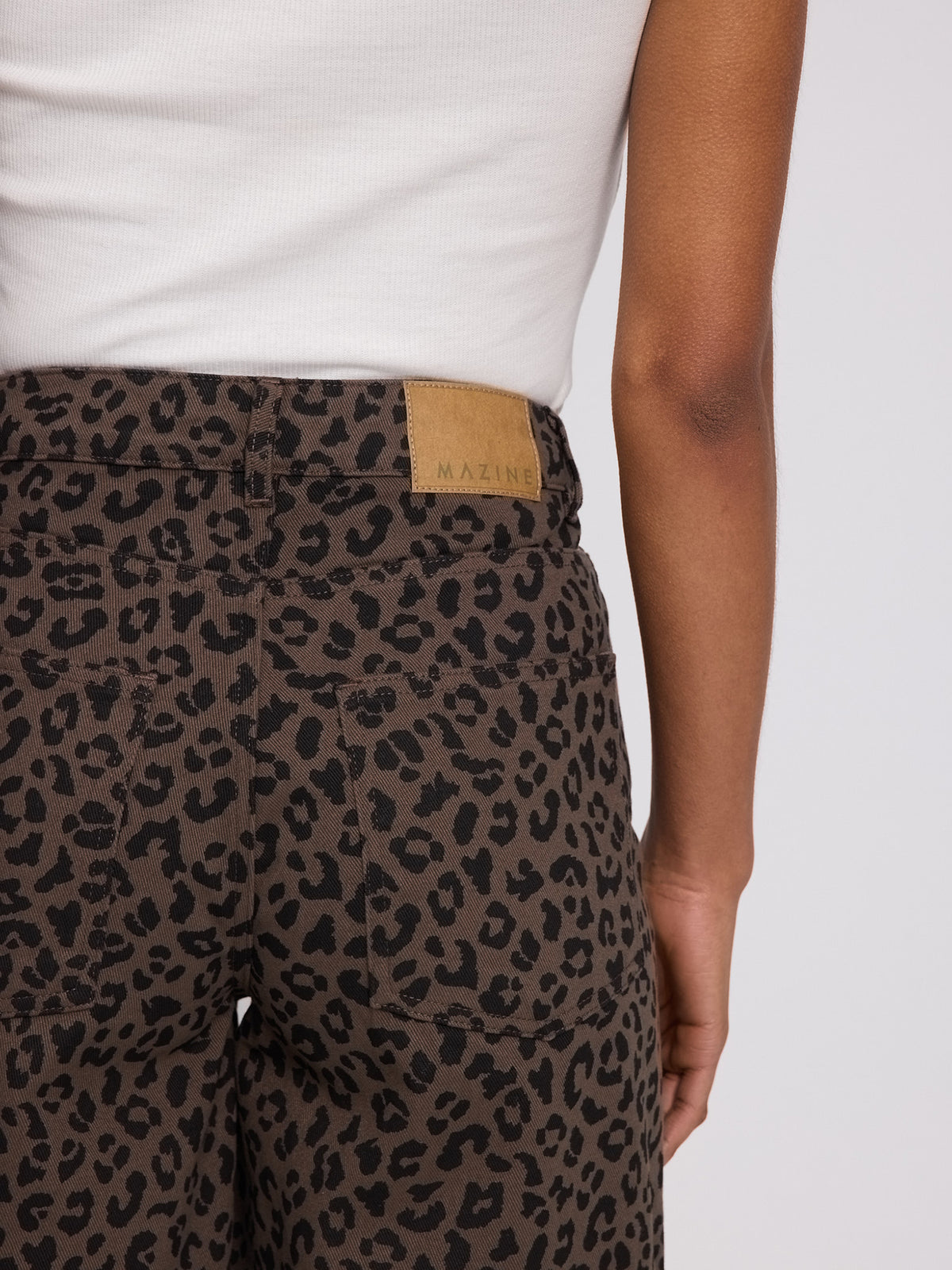 Barrel Pants mit Leoprint auf Braun von Mazine