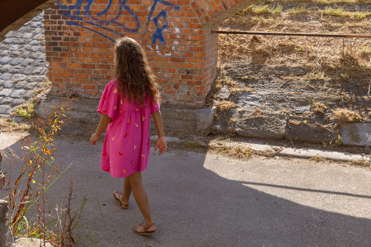 Frotée-Sommerkleid mit Schmetterlingen auf Rosa von Baba