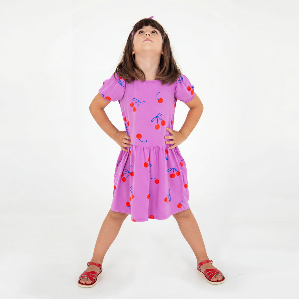 Kurzarm-Kleid mit Kirschen auf Magenta von Lötiekids