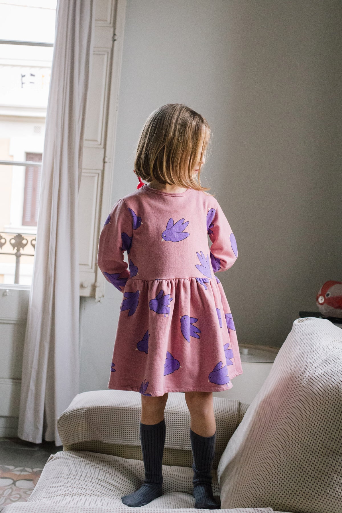Langarm-Kleid mit Vögel auf Rosa von Lötiekids