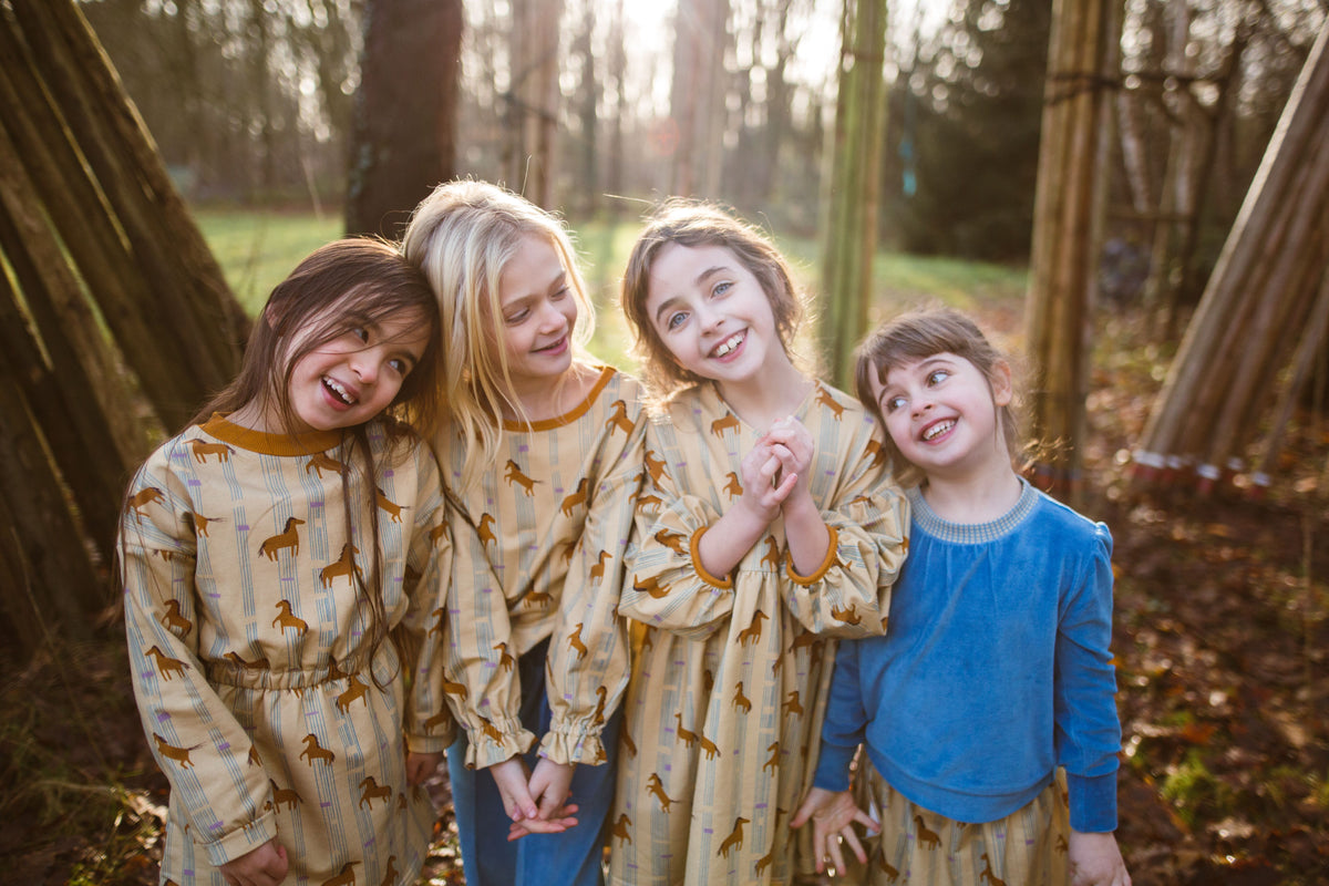 SALE: Langarmkleid mit Pferden von Baba