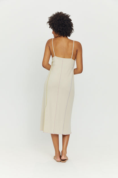 Trägerkleid in Eggshell mit farbigen Nähten von Mazine