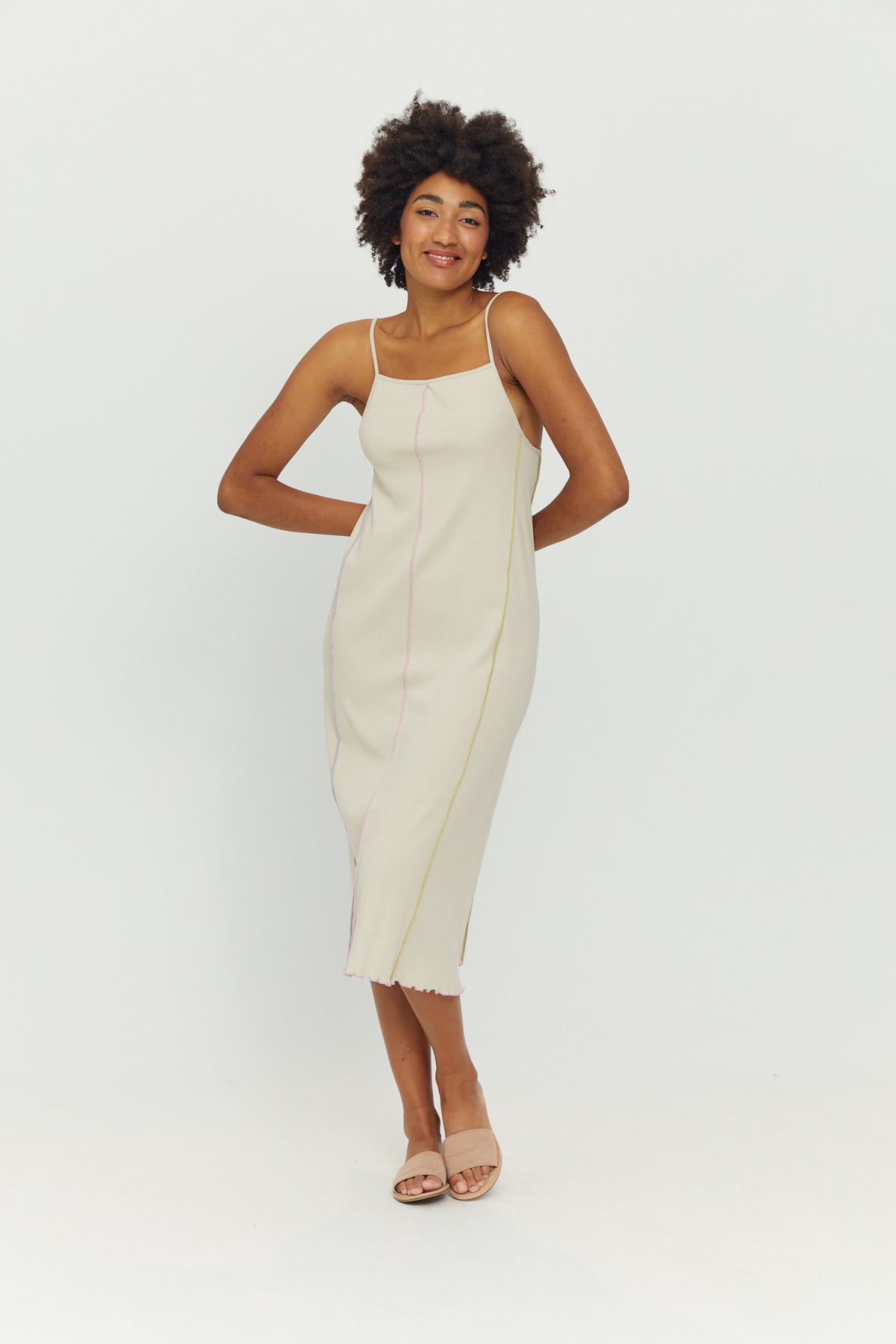 Trägerkleid in Eggshell mit farbigen Nähten von Mazine