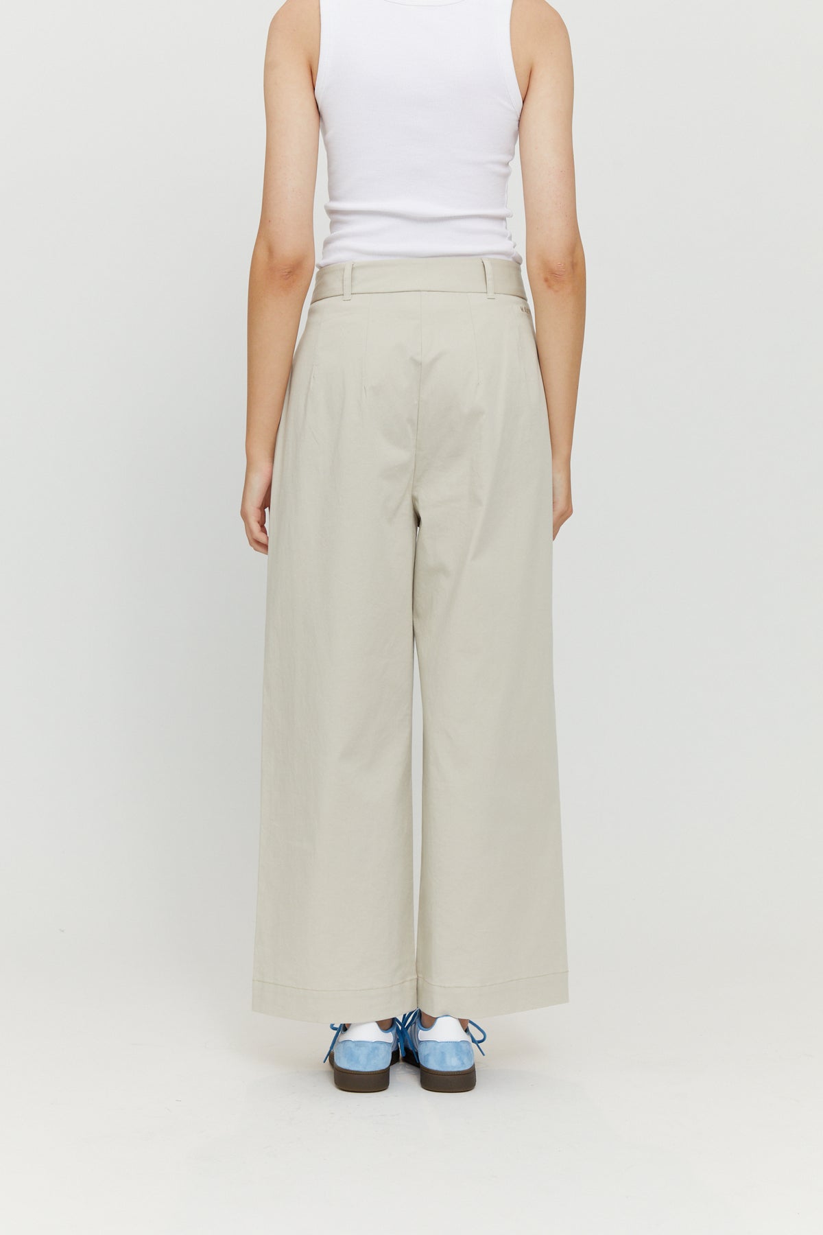 SALE: Sommerhose mit Bundfalten in Eggshell von Mazine