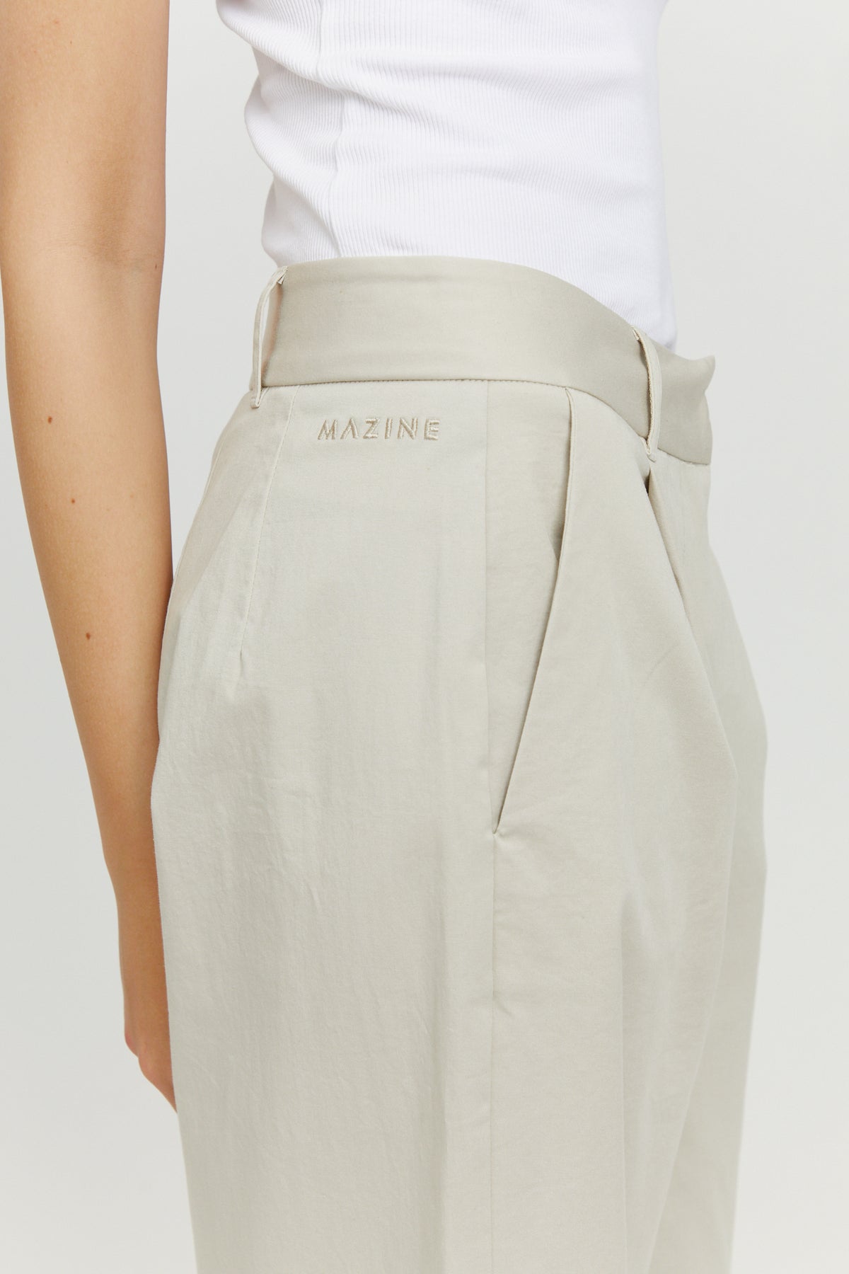 SALE: Sommerhose mit Bundfalten in Eggshell von Mazine