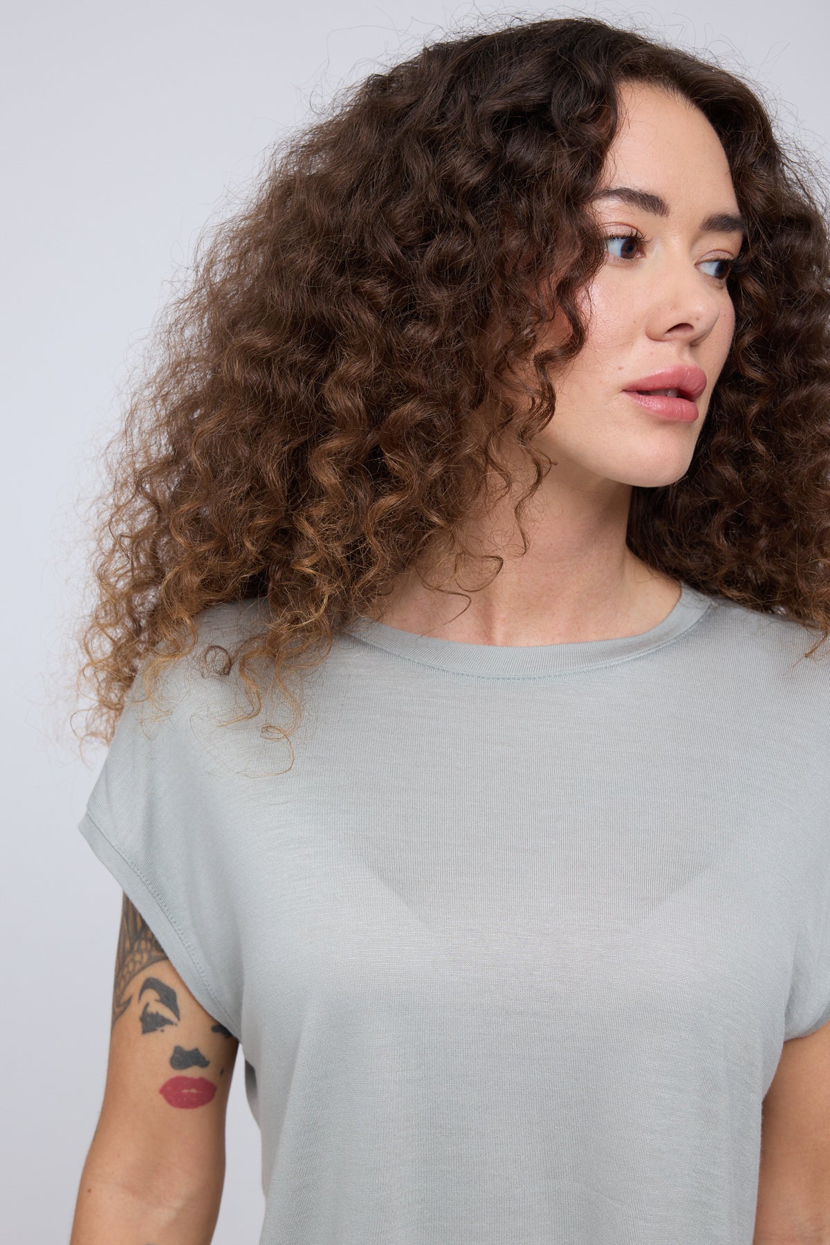 T-shirt aus Ecovero in Aqua Grey von Mazine