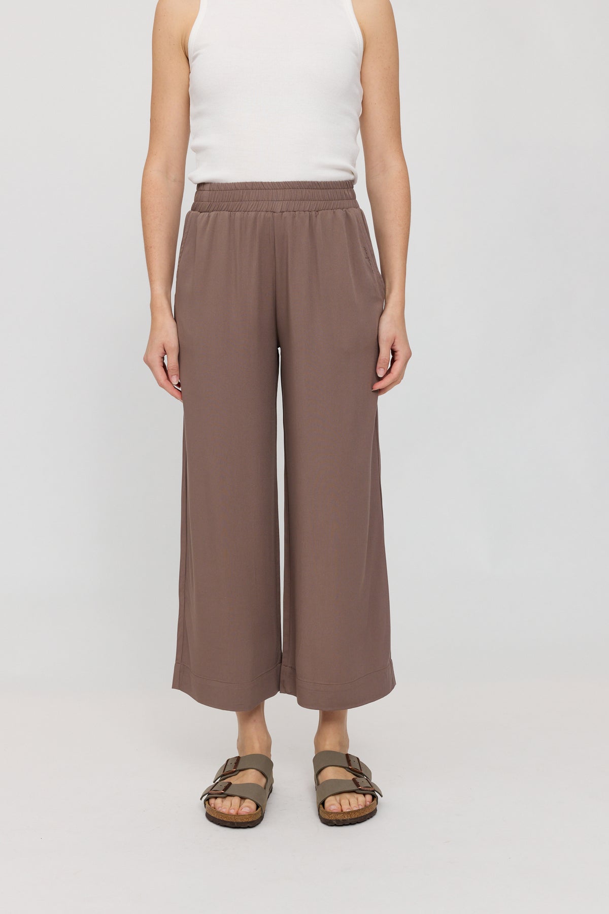 Sommerhose mit weitem Bein in Graubraun von Mazine