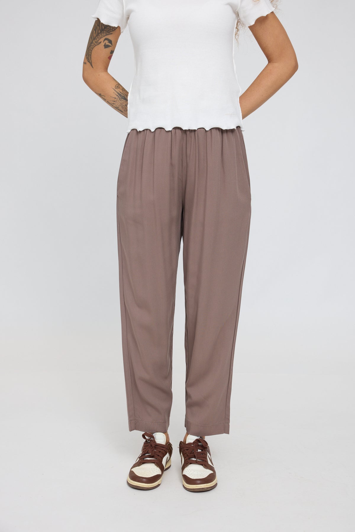 Sommerhose mit geradem Bein in Graubraun von Mazine