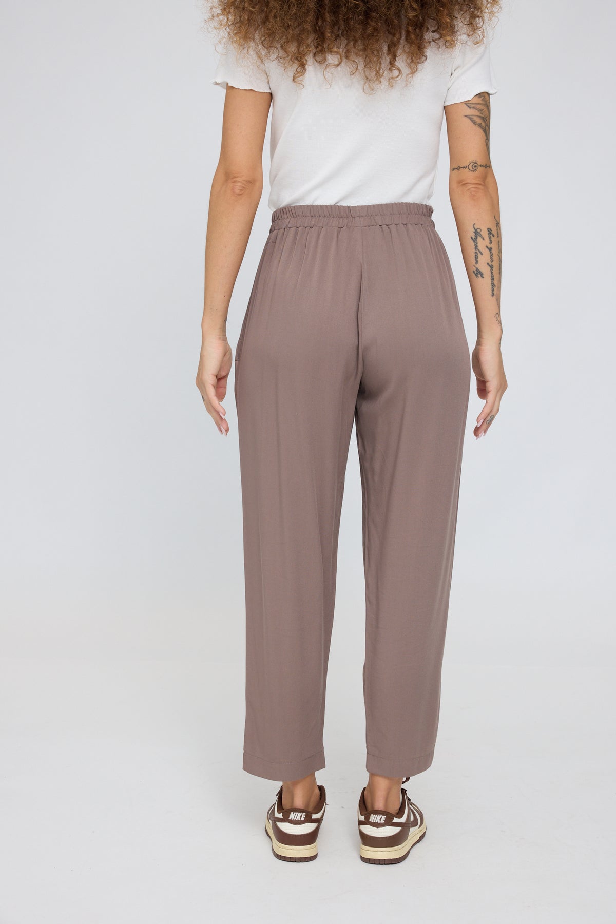 Sommerhose mit geradem Bein in Graubraun von Mazine