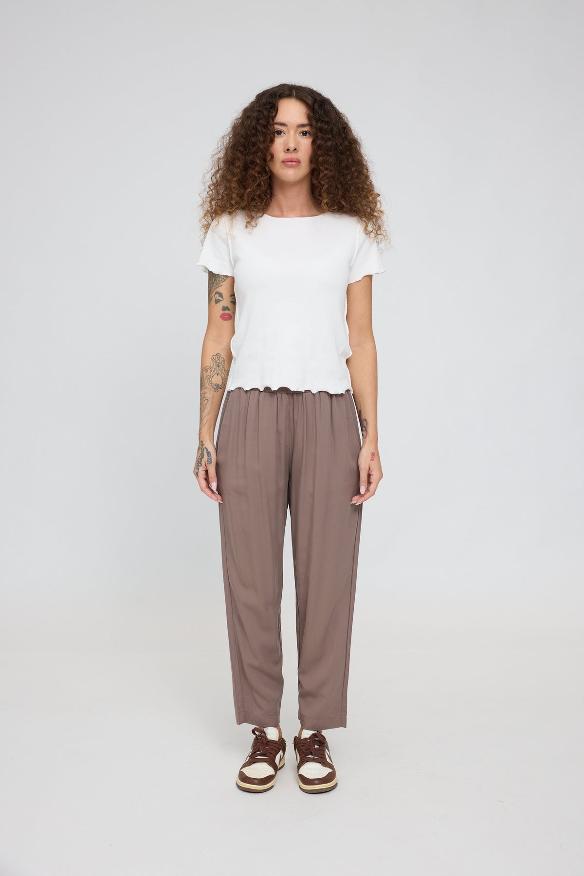 Sommerhose mit geradem Bein in Graubraun von Mazine