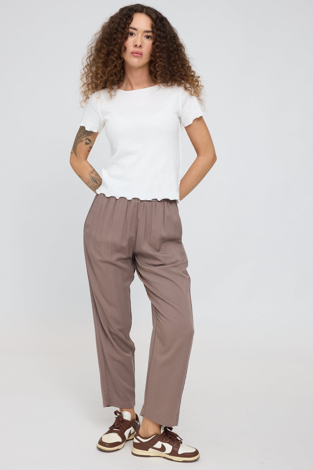 Sommerhose mit geradem Bein in Graubraun von Mazine