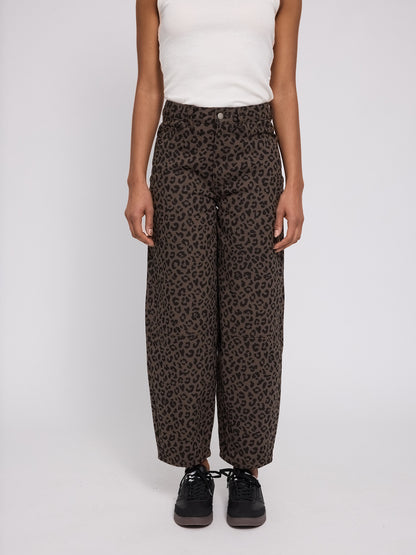 Barrel Pants mit Leoprint auf Braun von Mazine