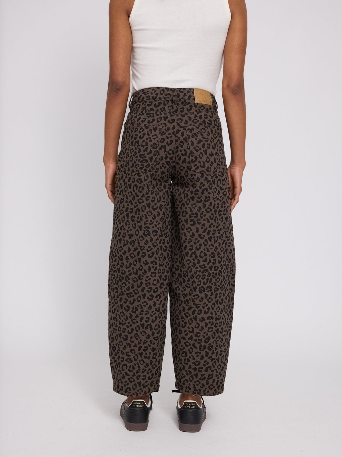 Barrel Pants mit Leoprint auf Braun von Mazine