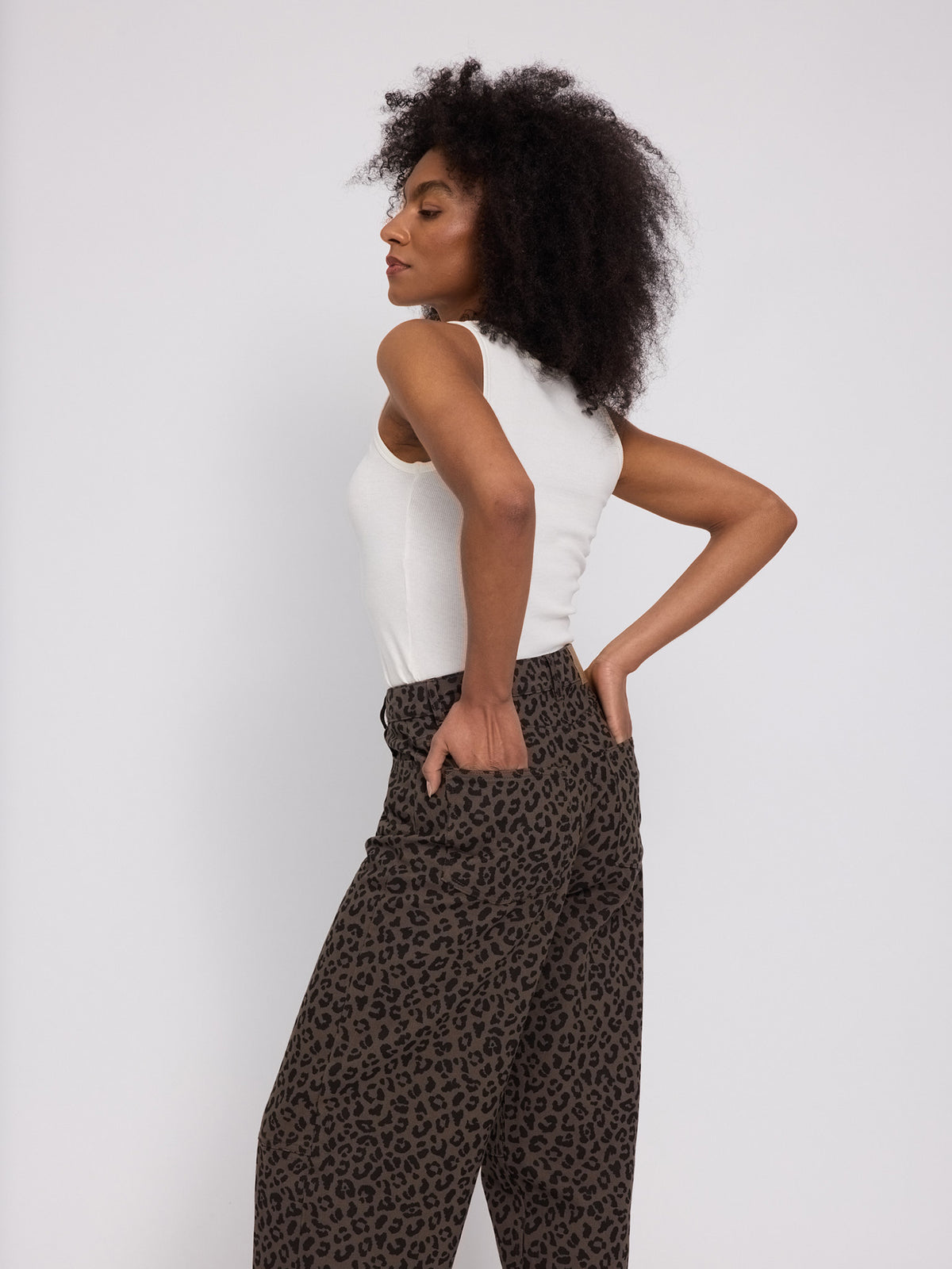 Barrel Pants mit Leoprint auf Braun von Mazine