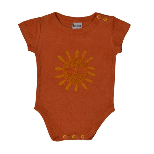 Frottée-Kurzarm-Body mit gestickter Sonne auf Terracotta von Baba