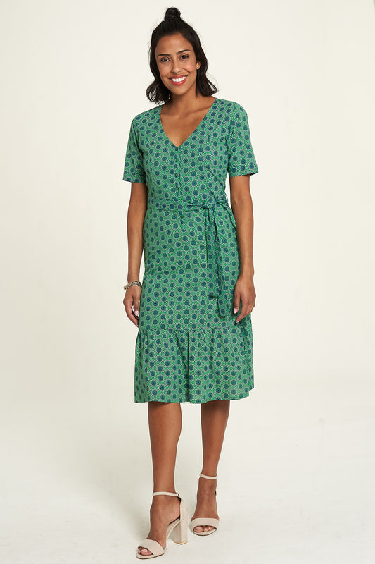 Sommerkleid mit Blumenmuster auf Grün von Tranquillo