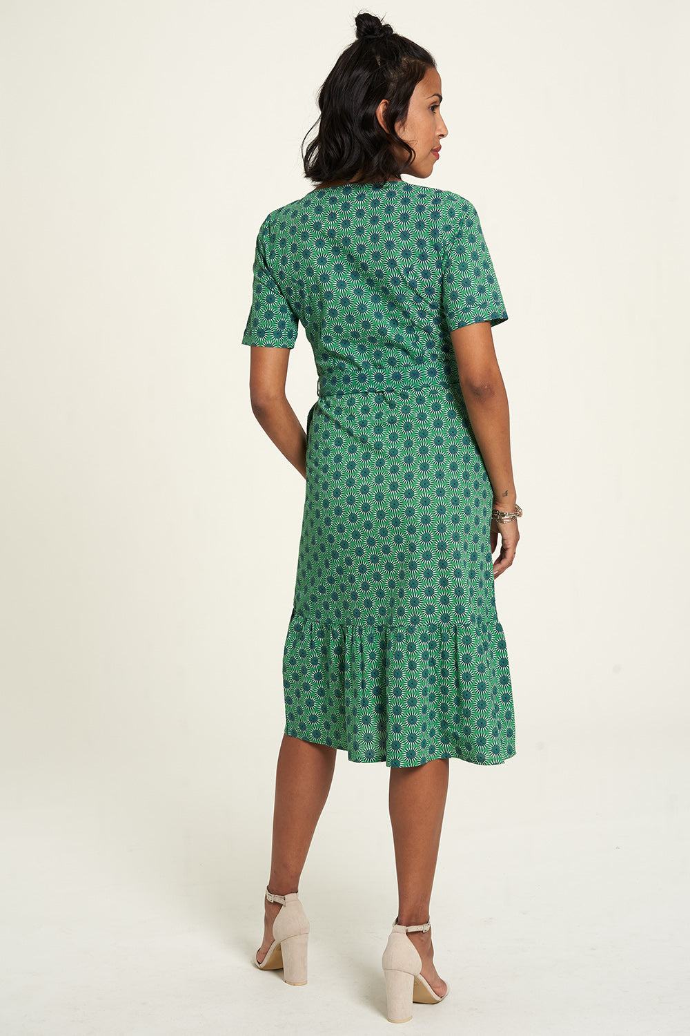Sommerkleid mit Blumenmuster auf Grün von Tranquillo