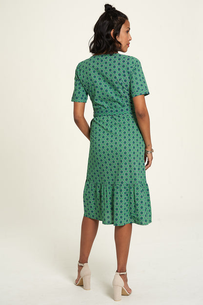 Sommerkleid mit Blumenmuster auf Grün von Tranquillo