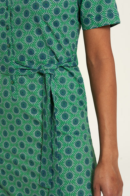 Sommerkleid mit Blumenmuster auf Grün von Tranquillo
