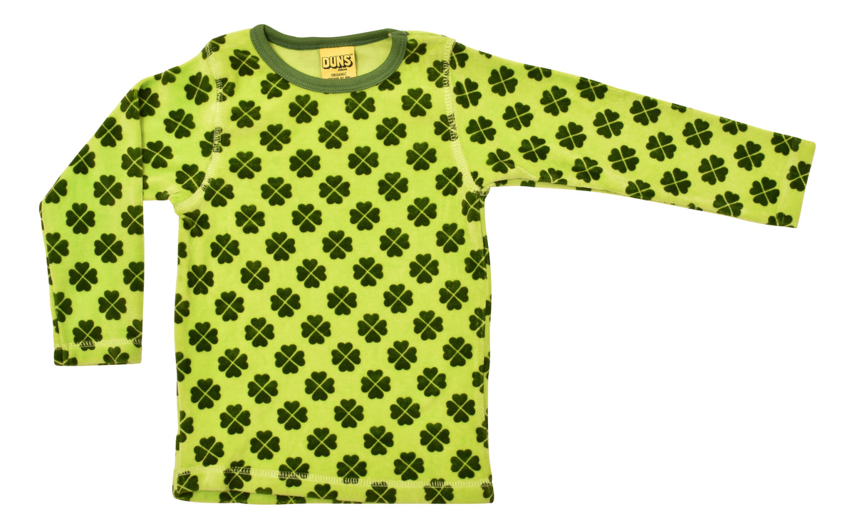 Velours-Pulli mit Klee auf Grün von DUNS