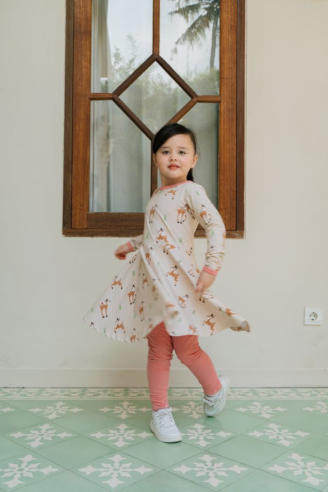 Kleid Langarm mit Reh von Maxomorra