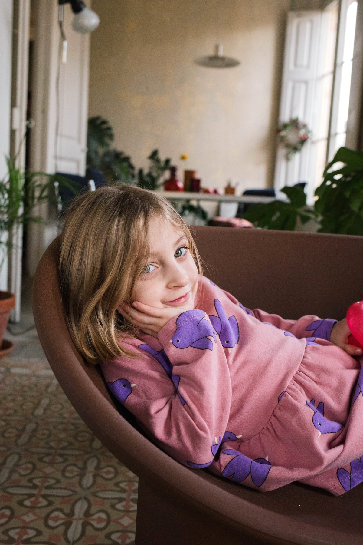 Langarm-Kleid mit Vögel auf Rosa von Lötiekids