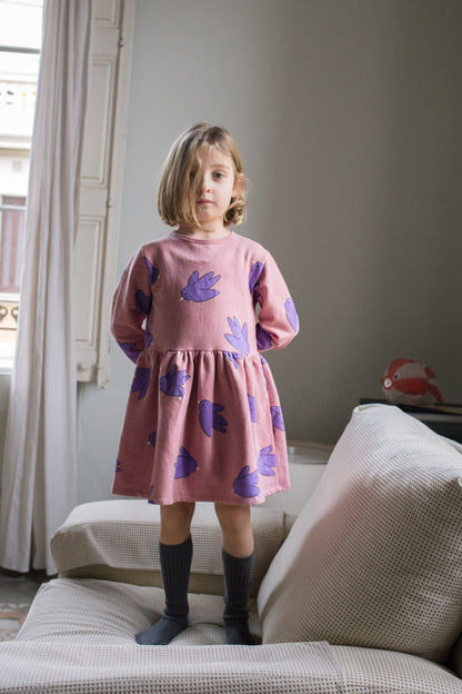 Langarm-Kleid mit Vögel auf Rosa von Lötiekids