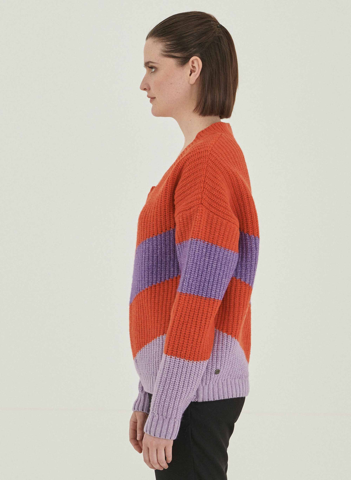 SALE -50%: Woll-Pullover gestrickt in Orangerot/Violet/Lila von Organication