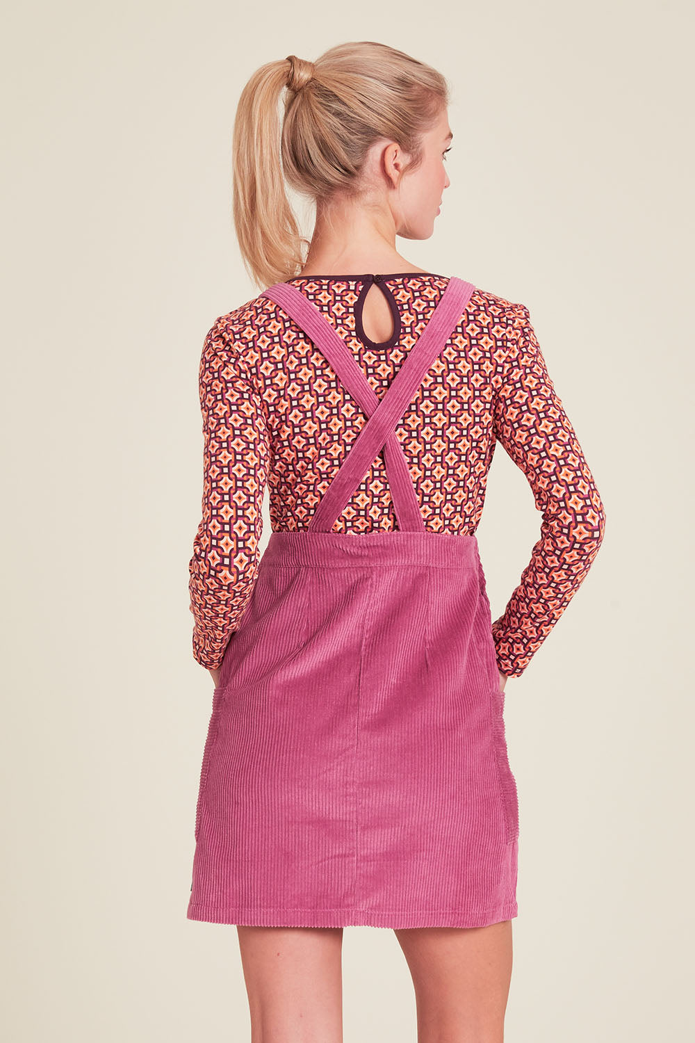 Latzkleid aus Cord in red violet von Tranquillo