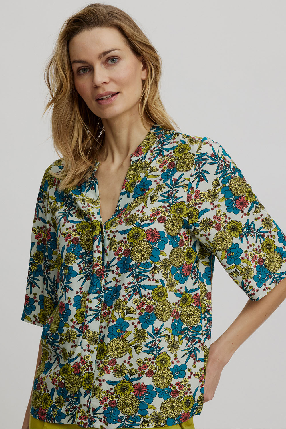 Kurzarm-Bluse mit Blumenmuster von Tranquillo