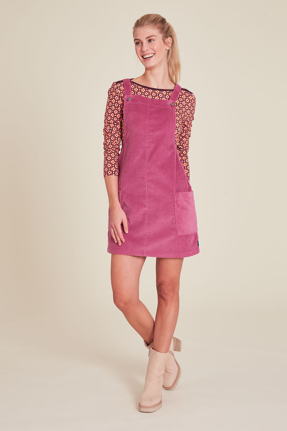 Latzkleid aus Cord in red violet von Tranquillo