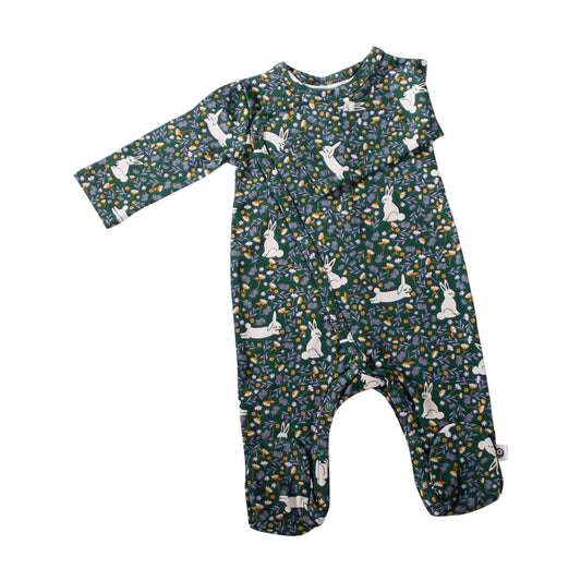 Babypyjama in Wickeloptik mit Wiese und Hasen von Onolulu